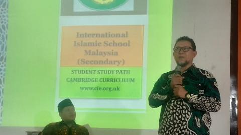 Guru Karyawan SMP Muhammadiyah 1 Gombong Ikuti Seminar Internasional